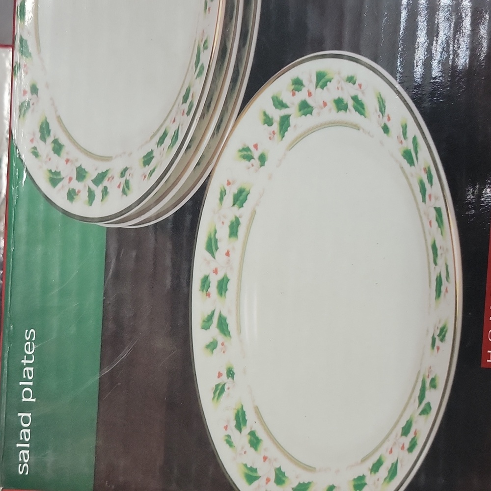 CHRISTMAS DINNER SALAD PLATE SET OF 4 HOME FOR THE HOLIDAYS - NEW IN BOX